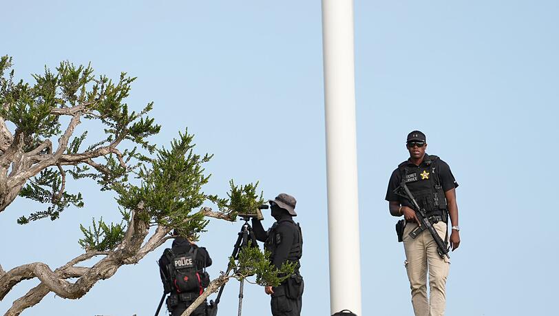 Beamte des Secret Service, der für die Sicherheit des Präsidenten zuständig ist, sichern den Trump National Golf Club im Großraum Los Angeles. Beamte des Secret Service, der für die Sicherheit des Präsidenten zuständig ist, sichern den Trump National Golf Club im Großraum Los Angeles.