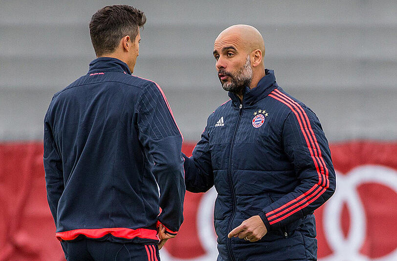Guardiola erklärt Lewandowski was er von ihm sehen möchte.