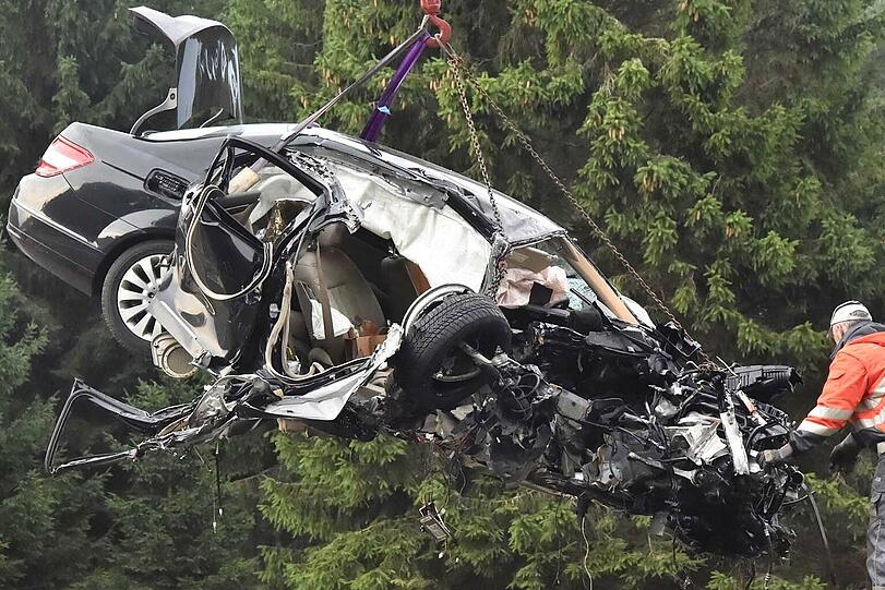 Die Bilder vom Unfall auf der A8, bei dem ein Mercedes mit einem Sattelzug kollidierte.