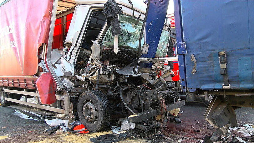 Aus ungeklärter Ursache krachte ein Lastwagen auf der A3 ungebremst in den vor ihm fahrenden Lkw.
