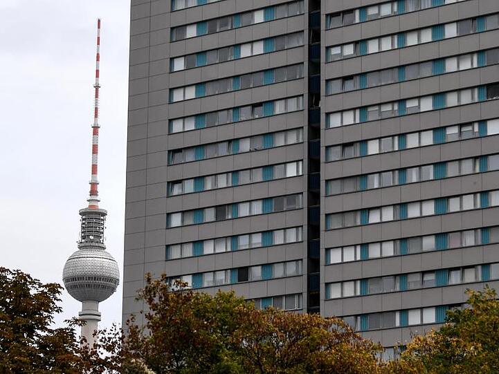 Wohnhäuser in Berlin vor dem Fernsehturm.