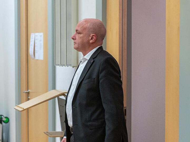 Joachim Wolbergs, suspendierter Oberbürgermeister von Regensburg, geht in den Verhandlungssaal im Landgericht. Foto: Armin Weigel/dpa/Archivbild