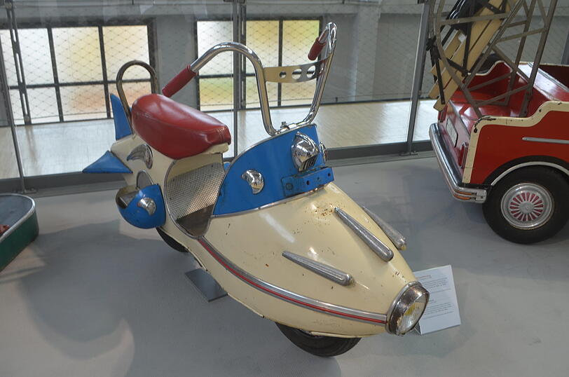 Ein futuristischer französischer Karussellwagen aus den 60er Jahren.