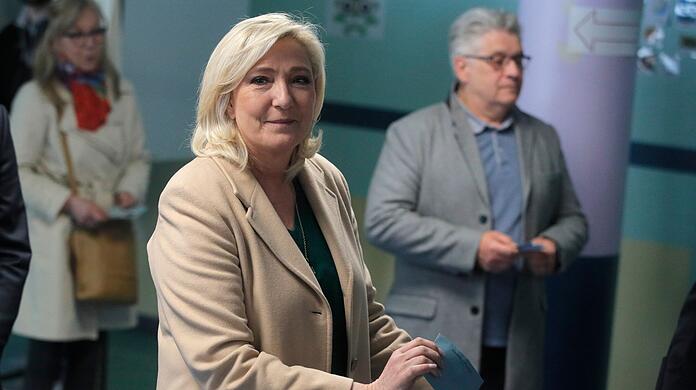 Marine Le Pen gibt ihre Stimme in der ersten Runde der Präsidentschaftswahlen in einem Wahllokal Henin-Beaumont ab.