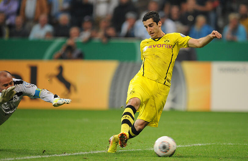 Da war selbst Gabor Kiraly machtlos: Henrikh Mkhitaryan erzielt das entscheidende 2:0. (Archivbild)