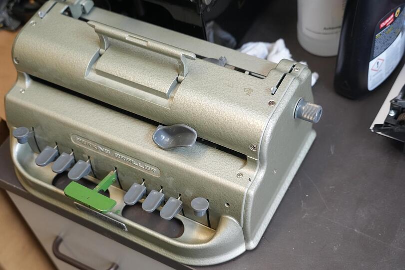 Blindenschreibmaschine in der Werkstatt der zwei letzten Büromaschinenmechanikrmeister der Stadt.