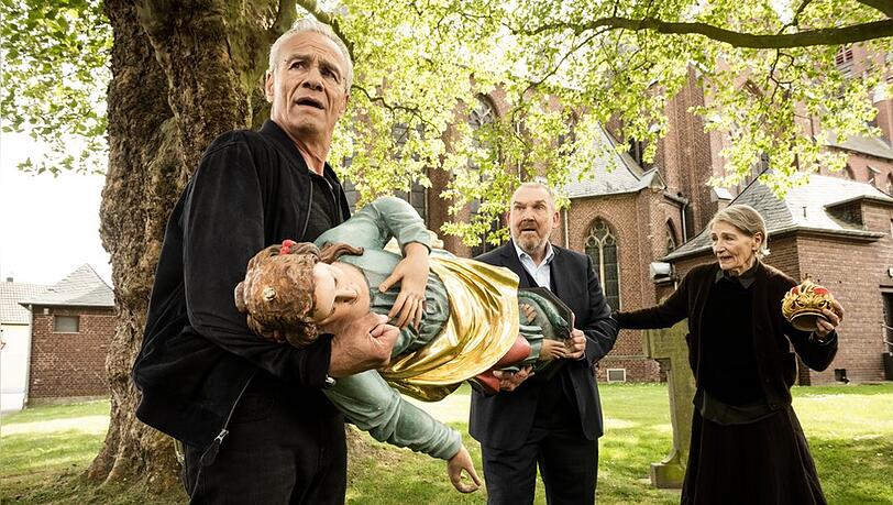 "Tatort: Abbruchkante": Die Kommissare Max Ballauf (Klaus J. Behrendt, l.) und Freddy Schenk (Dietmar Bär) tragen eine Madonna aus der Bützenicher Kirche.