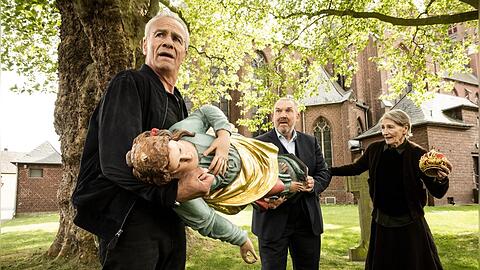 "Tatort: Abbruchkante": Die Kommissare Max Ballauf (Klaus J. Behrendt, l.) und Freddy Schenk (Dietmar Bär) tragen eine Madonna aus der Bützenicher Kirche.