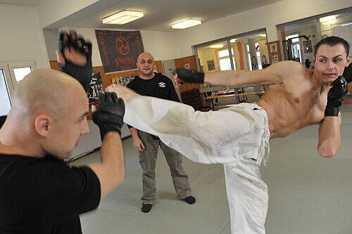 Alex Dechant trainiert mit Coach Jan Schneider, im Hintergrund Veranstalter Andrei Didi.