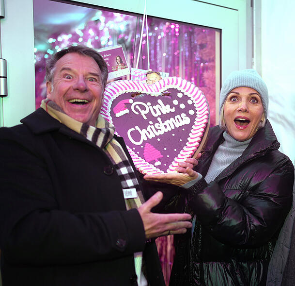 Patrick Linder bekommt beim Pink Christmas Unterstützung von Birgit Schrowange. Patrick Linder bekommt beim Pink Christmas Unterstützung von Birgit Schrowange.