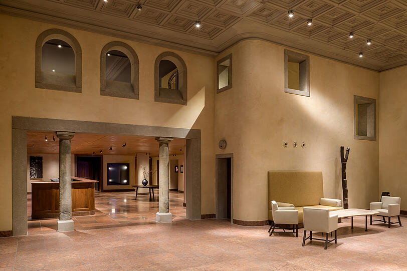 Er zeichnet unter anderem auch für die Neugestaltung des Atelier- und des Garden-Restaurants verantwortlich Er zeichnet unter anderem auch für die Neugestaltung des Atelier- und des Garden-Restaurants verantwortlich