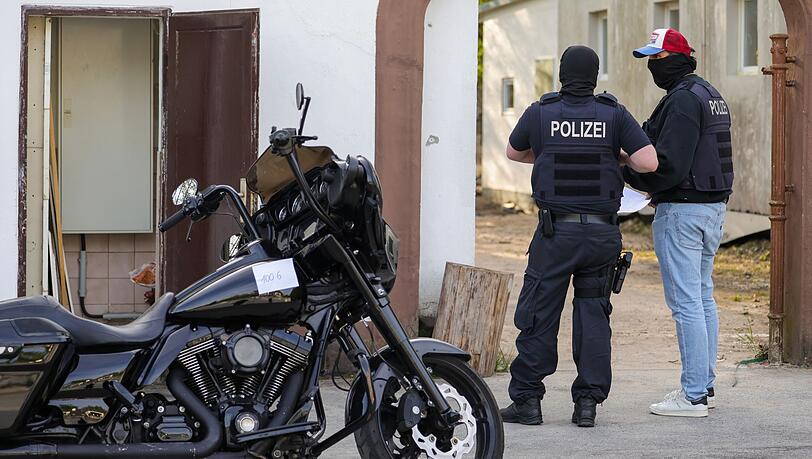 Auch wenn das "Chapter" in Leverkusen im Fokus stand, durchsuchten die Beamten Wohnungen und Geschäftsräumen von Vereinsmitgliedern und Unterstützern in ganz NRW. Auch wenn das "Chapter" in Leverkusen im Fokus stand, durchsuchten die Beamten Wohnungen und Geschäftsräumen von Vereinsmitgliedern und Unterstützern in ganz NRW.