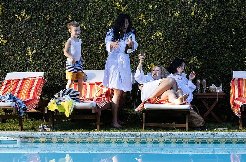 Da ist noch alles ein gro&szlig;er Spa&szlig;: Michelle (Josephine Tetlie, zweite von links), Ida (Ella &Oslash;verbye, zweite von rechts), Cecilie (Lisa Marie Hovden) und Michelles kleiner Sohn Max (Marc Antoine Garrivier Arias) genie&szlig;en ihren Urlaub am Pool in Bolivien.