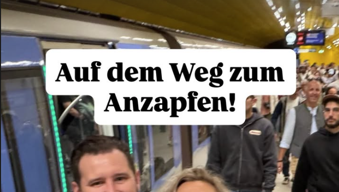 OB Krause mit der U-Bahn auf dem Weg zum Anzapfen. OB Krause mit der U-Bahn auf dem Weg zum Anzapfen.