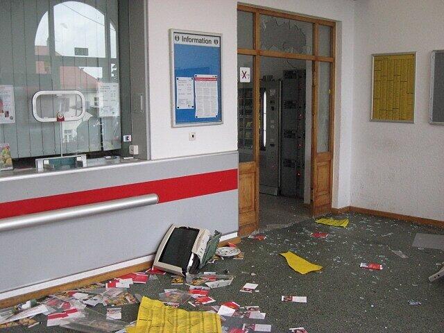 Völlig verwüstet: Die Schalterhalle des Bahnhofs in Pfaffenhofen.