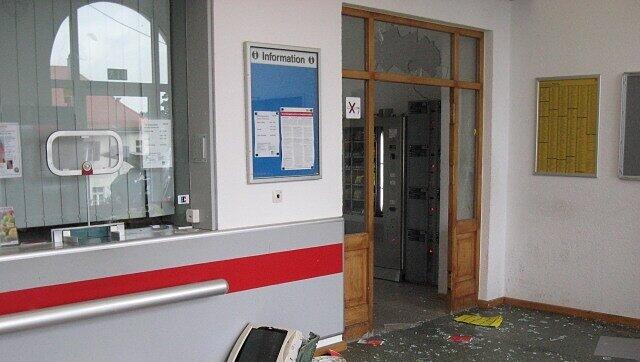 Völlig verwüstet: Die Schalterhalle des Bahnhofs in Pfaffenhofen. Völlig verwüstet: Die Schalterhalle des Bahnhofs in Pfaffenhofen.