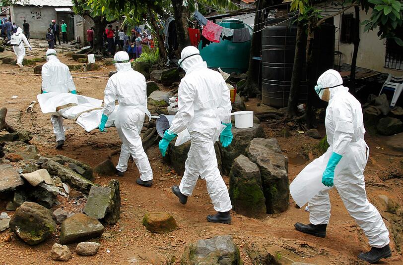 Szenen wie diese sind in Westafrika an der Tagesordnung, denn vor allem dort wütet der Ebola-Virus. Jetzt sieht ein UN-Beauftragter berechtige Fortschritte im Kampf gegen die Epidemie.