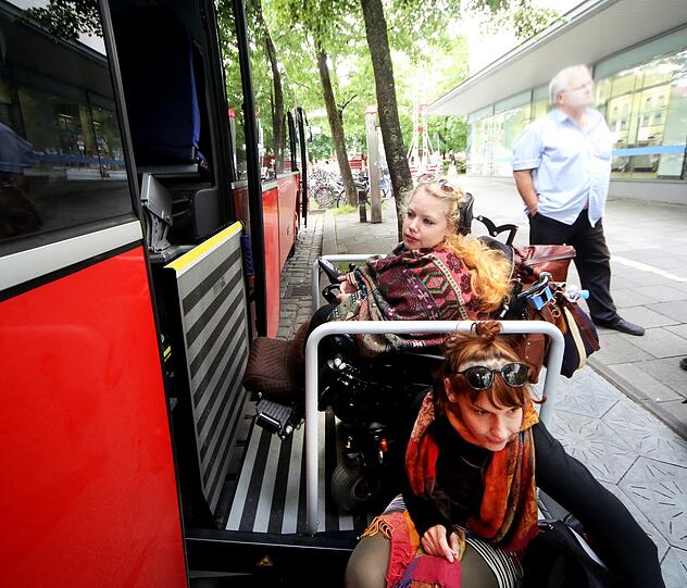 Veronika Maier mit ihrer Betreuerin Christiane Omamikova. Die Busrampe klemmt, der Rollstuhl lässt sich nicht bewegen.