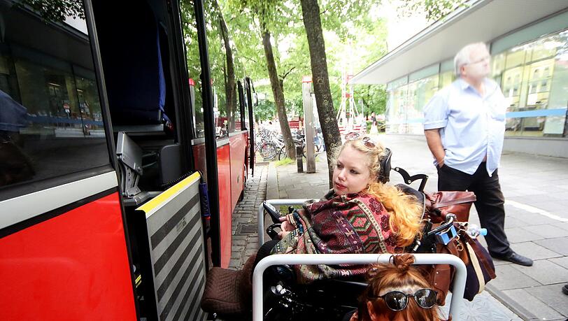 Veronika Maier mit ihrer Betreuerin Christiane Omamikova. Die Busrampe klemmt, der Rollstuhl lässt sich nicht bewegen. Veronika Maier mit ihrer Betreuerin Christiane Omamikova. Die Busrampe klemmt, der Rollstuhl lässt sich nicht bewegen.