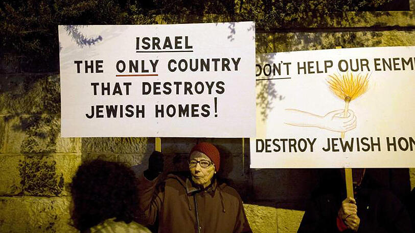"Israel - das einzige Land, das jüdische Häuser zerstört" - Siedler protestieren gegen ein Urteil, das ihre Siedlung für illegal erklärt hat.