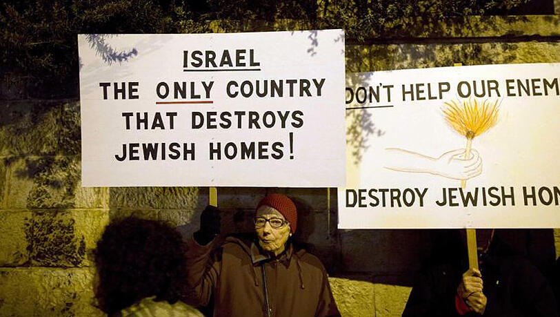 "Israel - das einzige Land, das jüdische Häuser zerstört" - Siedler protestieren gegen ein Urteil, das ihre Siedlung für illegal erklärt hat. "Israel - das einzige Land, das jüdische Häuser zerstört" - Siedler protestieren gegen ein Urteil, das ihre Siedlung für illegal erklärt hat.