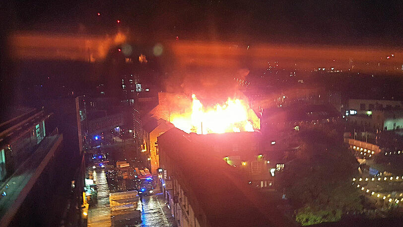 Flammen lodern meterhoch. Die Feuerwehr war mit 70 Mann im Einsatz. (Zum Vergrößern bitte auf das Bild klicken.)