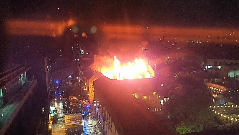 Flammen lodern meterhoch. Die Feuerwehr war mit 70 Mann im Einsatz. (Zum Vergrößern bitte auf das Bild klicken.) Flammen lodern meterhoch. Die Feuerwehr war mit 70 Mann im Einsatz. (Zum Vergrößern bitte auf das Bild klicken.)