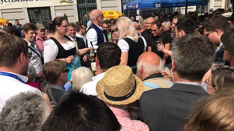 Freibier für alle &ndash; klicken Sie sich durch die Bilder des Freibierausschanks am Oskar-von-Miller-Ring. Anlass ist der heutige "Tag des Bayerischen Bieres".