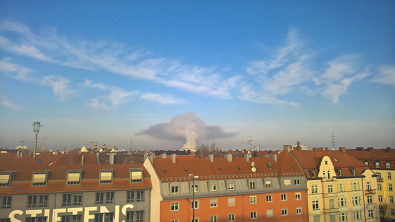 Die Rauchsäule ist weit zu sehen.