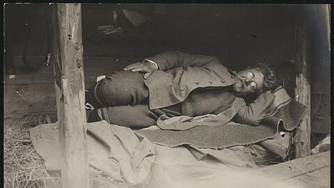 Der Kriegsberichterstatter Ludwig Ganghofer im Mai 1915 bei einem Schläfchen im Schützengraben.