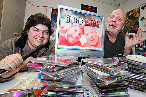 Beglücken ihre Fans jetzt weltweit: Brian Burgess (li.) und Sonny Hennig. Als Captain America und Sonny Rocket moderieren sie Rock Zock.