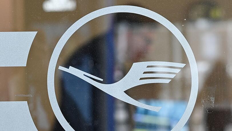 Das Lufthansa-Logo an einem Büro am Frankfurter Flughafen.