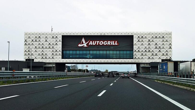 ... und der spektakuläre Autogrill Scaligera bei Verona. ... und der spektakuläre Autogrill Scaligera bei Verona.
