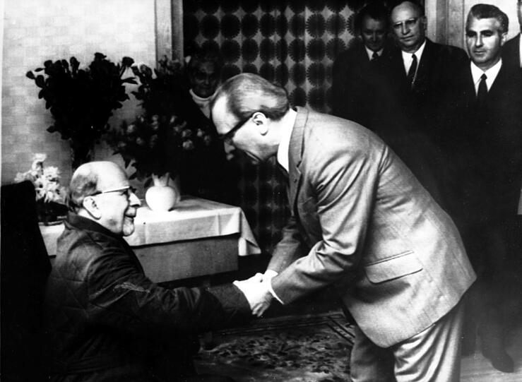 Walter Ulbricht prägte ein Vierteljahrhundert die Geschicke des "Ersten Arbeiter und Bauernstaates auf deutschem Boden", an seinen Lebensende aber war der Sachse mit dem Spitzbart entmachtet. Eines der letzten Fotos zeigt ihn krank im Hausmantel in einem Sessel sitzend, während ihm Erich Honecker am 30.6.1971 zum 78. Geburtstag gratuliert. Ulbricht starb am 1. August 1973. dpa (Nur s/w, zu dpa Korr.-Bericht "Der Sturz kam überraschend: Walter Ulbricht vor 30 Jahren entmachtet" vom 29.04.2001) +++ dpa-Bildfunk +++