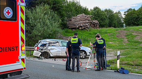 Ein Autofahrer &uuml;bersah beim Abbiegen einen Motorradfahrer.