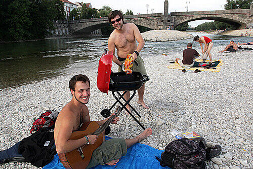 Mit viel Fleisch und live Musik - so endet ein schöner Sommerabend an der Isar.