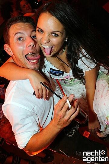 Direkt an der Hackerbrücke und damit in fußläufiger Entfernung von der Wiesn, öffnet der Neuraum derzeit jede Nacht den Partywütigen seine Türen. Mehr Bilder vom Mittwoch auf: www.nachtagenten.de