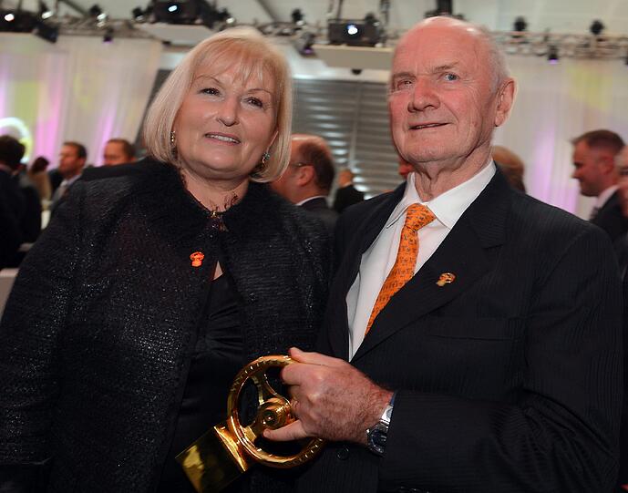 VW-Aufsichtsratschef Ferdinand Piëch hält neben seiner Frau Ursula den Ehrenpreis, das "Ehrenlenkrad".