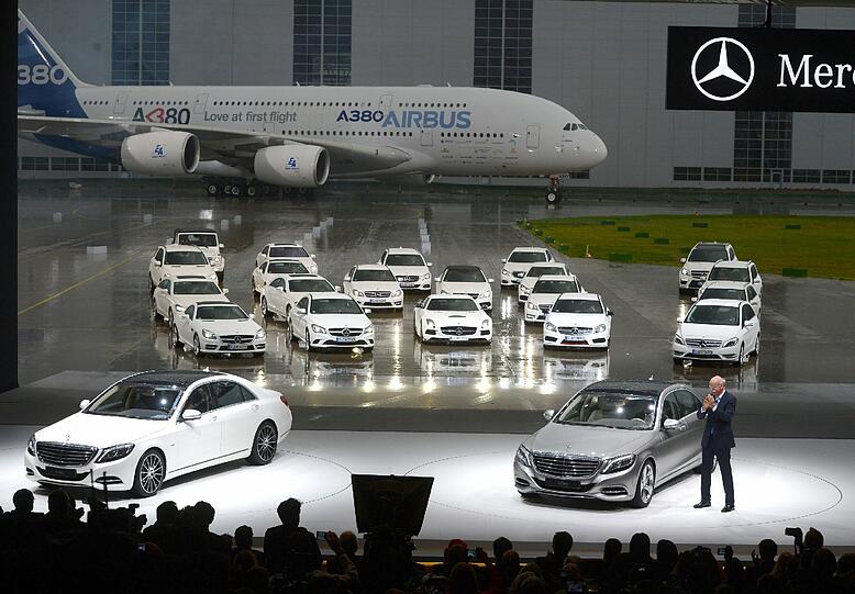 Daimler-Boss Dieter Zetsche auf der Bühne mit zwei Modellen der neuen S-Klasse.