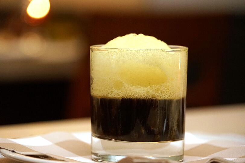 2. Gang: Cappuccino von Steinpilzen mit gereiftem Portwein und Curryschaum