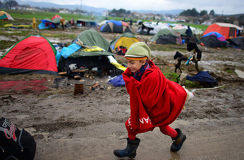 Um den katastrophalen Bedingungen in Idomeni zu entgehen, brachen am Montag hunderte von Menschen in Richtung grüne Grenze auf. Einige ertranken dabei. Die Überlebenden wurden umgehend von dem mazedonischen Militär nach Griechenland zurückgebracht.