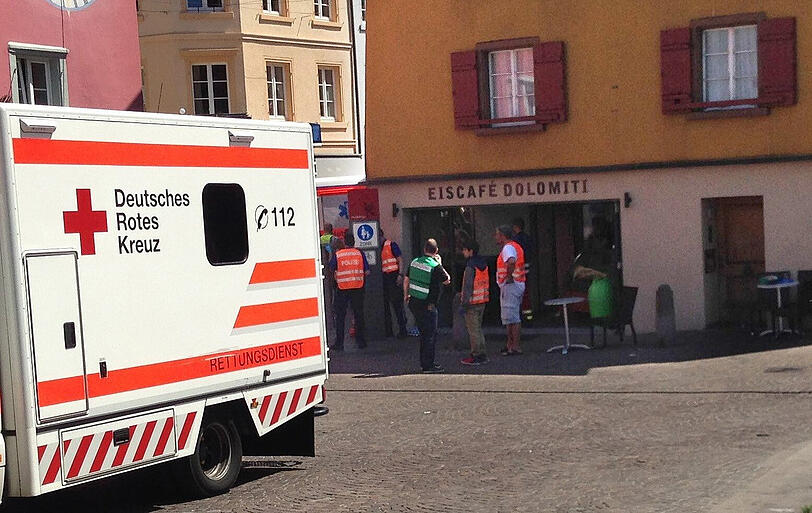 Am Samstag raste in Bad Säckingen ein Auto in eine Menschengruppe vor einem Straßencafe: Ein Toter und mehrere Verletzte.