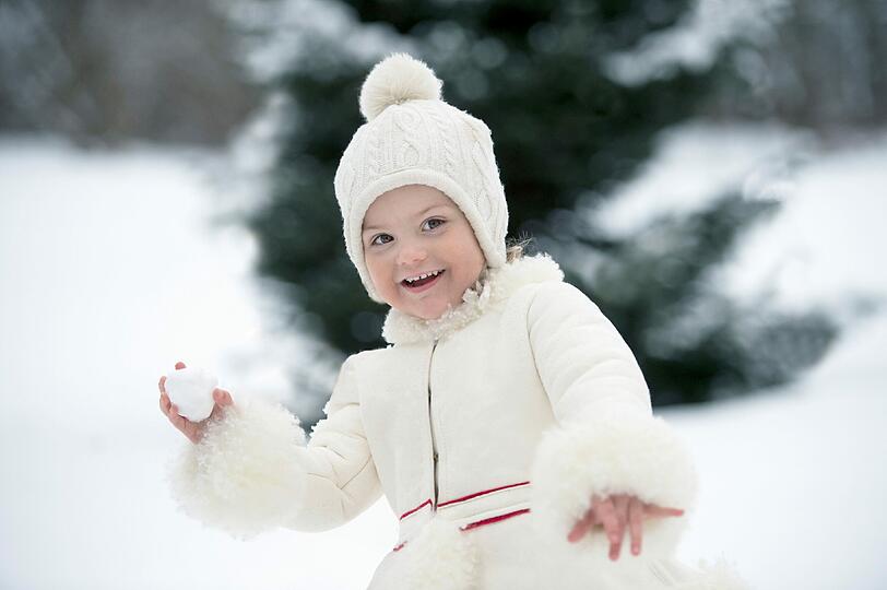 Prinzessin Estelle feiert ihren dritten Geburtstag. Die süßen Schnee-Bilder.