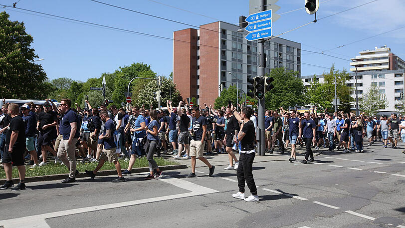 Die Löwen-Anhänger vor dem Derby auf dem Weg ins Grünwalder Stadion. Im Schlepptau: Reichlich Polizei. Die Bilder vom Sonntagmittag.