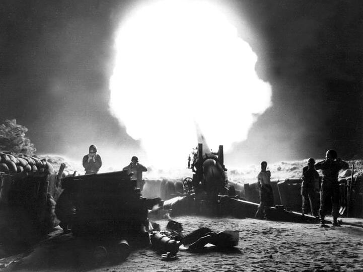 Nächtlicher Abschuss einer amerikanischen 155-mm-Haubitze im Oktober 1952.