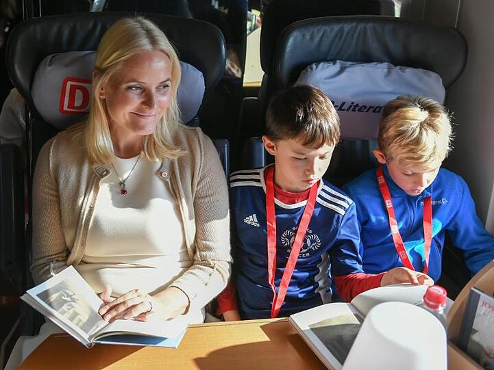 Kronprinzessin Mette-Marit liest gemeinsam mit Kindern im Literaturzug auf dem Weg von Berlin nach Köln.