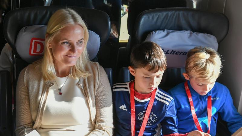 Kronprinzessin Mette-Marit liest gemeinsam mit Kindern im Literaturzug auf dem Weg von Berlin nach Köln. Kronprinzessin Mette-Marit liest gemeinsam mit Kindern im Literaturzug auf dem Weg von Berlin nach Köln.
