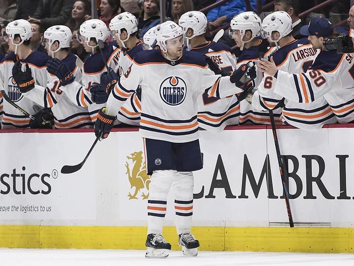 Leon Draisaitl (M.) ist weiter der dominante Spieler in der NHL.