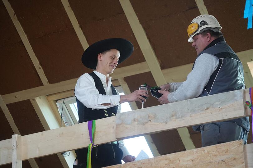 Zimmerermeister Ulrich Sch&ouml;del (25) und Maurer Ronny Heinig (42) beim Richtfest.