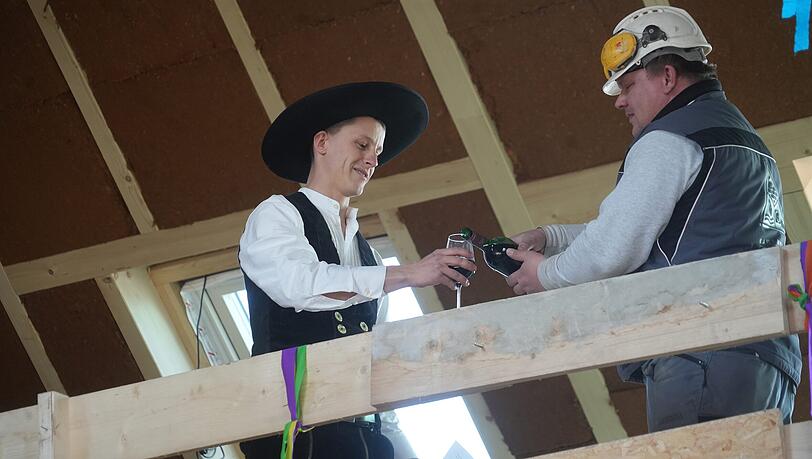 Zimmerermeister Ulrich Sch&ouml;del (25) und Maurer Ronny Heinig (42) beim Richtfest.